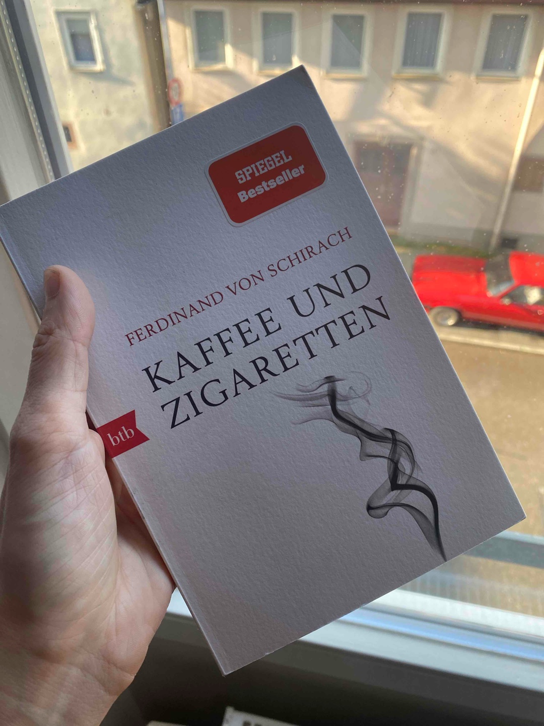 Ein etwas anderes Buch von Herrn Schirach, ich würde nicht aus jeder Geschichte schau. Aber ich mochte das Buch, es lässt sich sehr angenehm lesen und fesselt einen auf seine eigene Art und Weise.