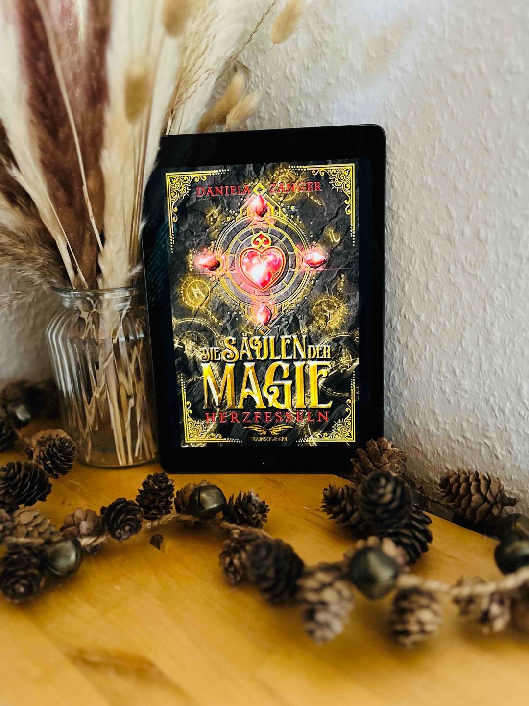 Die Säulen der Magie ist das gelungene High Fantasy Debüt der Autorin Daniela Zanger.