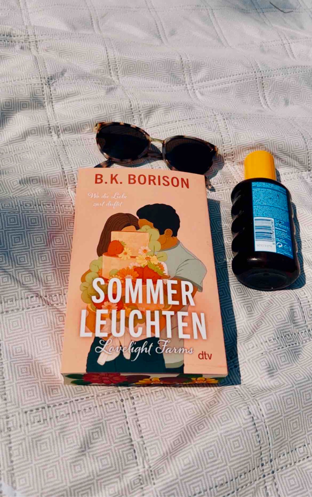 "Sommerleuchten" von B. K. Borison ist ein absolutes Highlight! Ich glaube von allen bisherigen Paaren aus der Reihe sind mir Layla und Caleb die liebsten und sympathischsten. Die Kombination der beiden ist einfach grandios. Caleb ist einfach unwiderstehlich – wie süß ist er bitte? Seine Gedanken und Gesten sind so liebevoll und zeigen, wie sehr er sich um Leyla sorgt. Besonders das Rollschuhbahn-Date war einfach nur zuckersüß und hat mir ein Lächeln ins Gesicht gezaubert. Ein echtes Wohlfühlbuch, das ich jedem empfehlen kann, der eine romantische und herzerwärmende Geschichte sucht. Ich für meinen Teil freue mich bereits jetzt auf den Herbst, denn dann geht es endlich weiter.