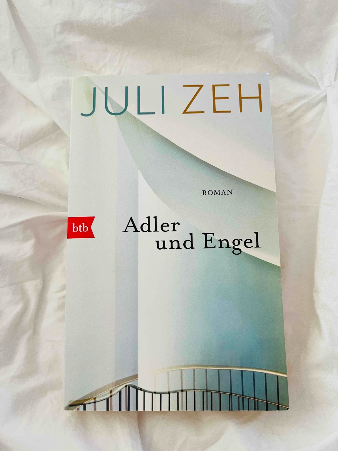 Max hat mit seinem Leben abgeschlossen, nachdem seine Freundin Jessie sich erschossen hat. Und dass obwohl er es als Karrierejurist eigentlich geschafft hatte. Dann trifft er Radiomoderatorin Clara, welche ihn zwingt die Geschichte seiner Vergangenheit und seines Falls zu erzählen.