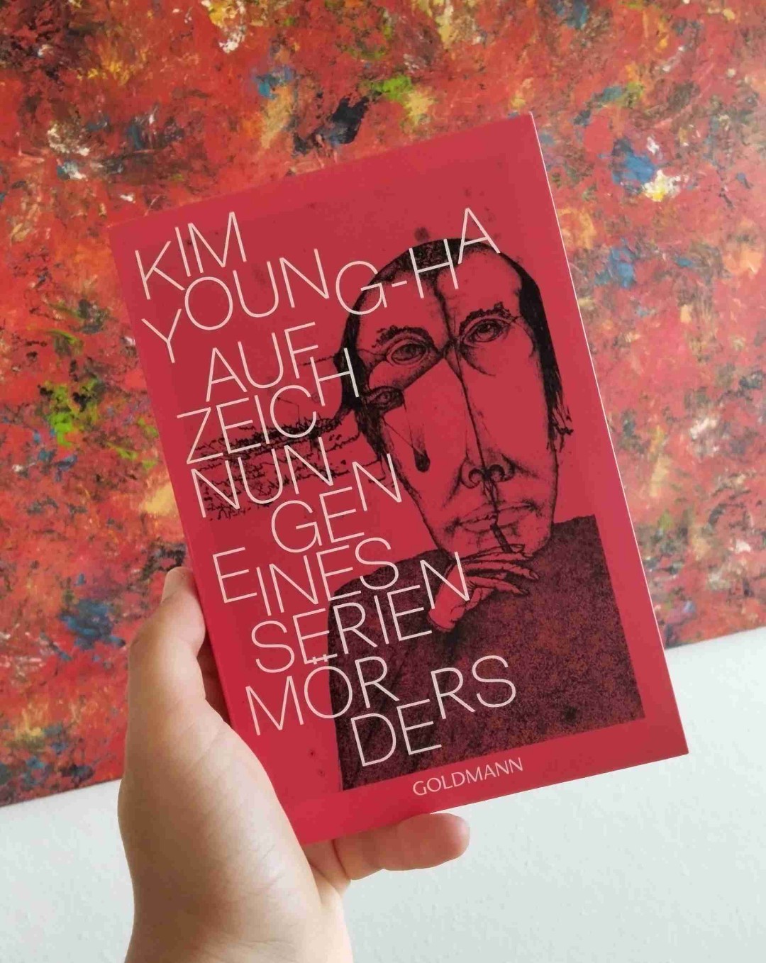 "Der Mensch ist ein Häftling, eingekerkert in einem Gefängnis namens Zeit"
Ein beeindruckendes Buch über das Böse, die Zeit und Demenz. Wir begleiten den ehemaligen Serienmörder Byongsu Kim, der erfährt, dass er dement ist und sich seitdem alles notiert. Diese Notizen bekommen wir auf 152 Seiten zu lesen. Die Kapitel sind sehr kurz und teilweise sehr kryptisch, was den Effekt den dieses Buch auf einen hat noch verstärkt. Klare Empfehlung!