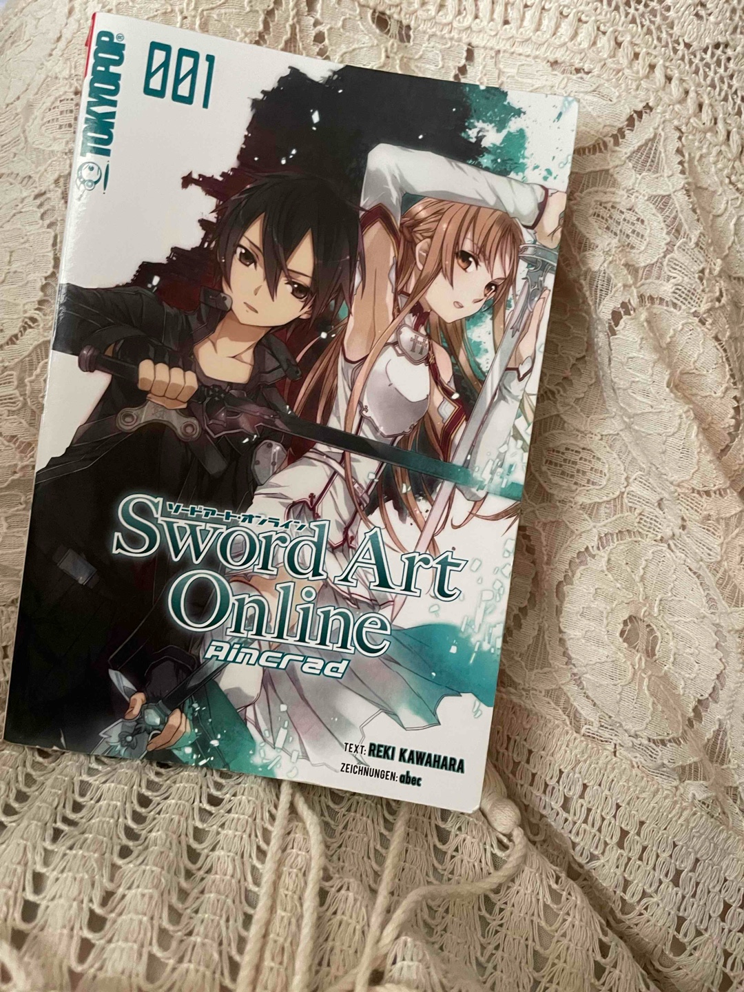 Total intensive Umsetzung und gleichzeitig eine süße Geschichte. Ich war sehr überrascht von den Wendungen die ich teilweise nicht erahnt habe und konnte mich sehr in kirito hinein fühlen.