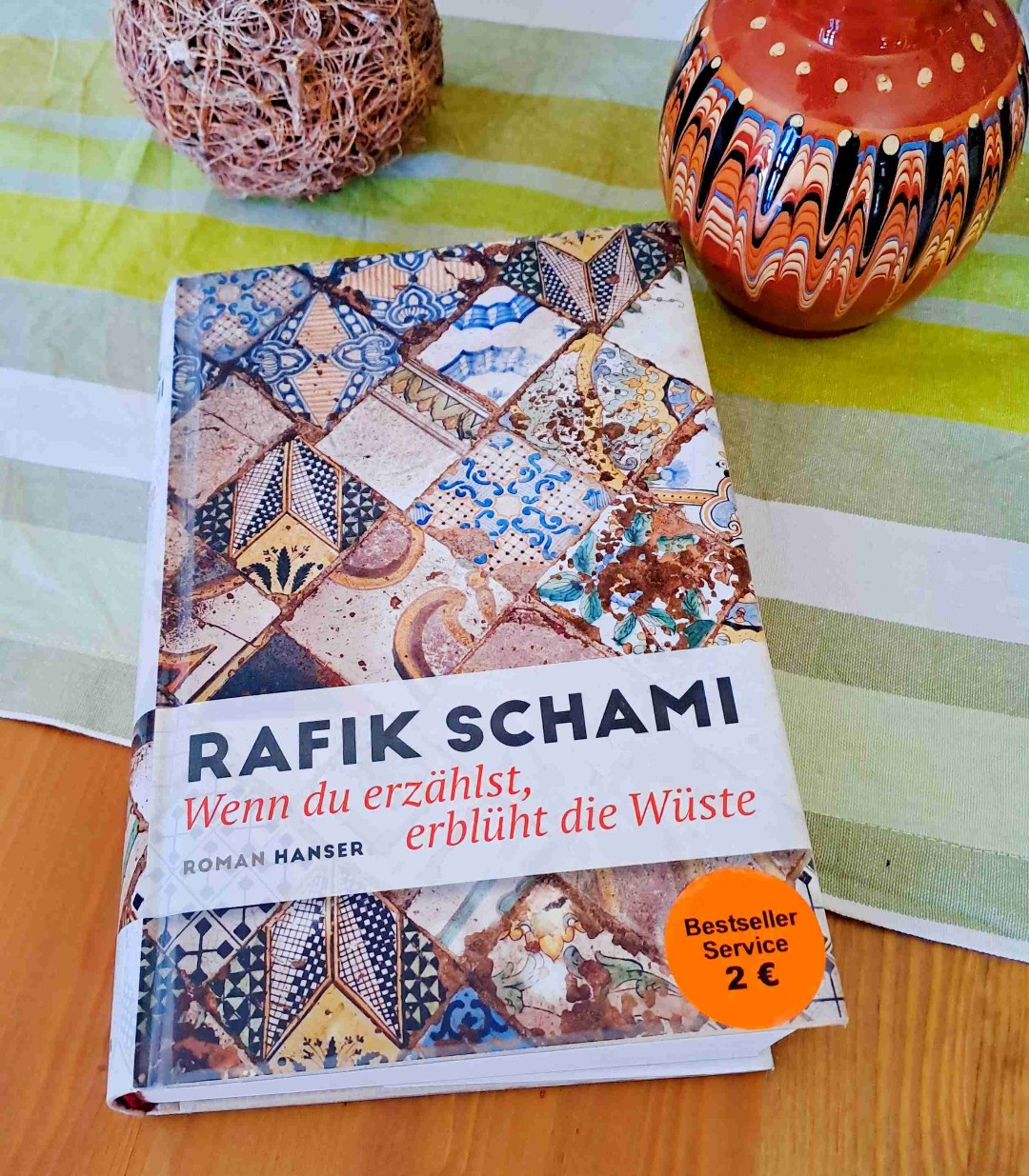 Ein sehr schönes Buch in der Tradition der "Märchen aus 1001 Nacht". Jedoch sind in diesen Geschichten hier, sehr häufig starke und weise Frauen die Heldinnen und auch die Geschichten sind modern gehalten, obwohl sie in einer, nicht näher beschriebenen Vergangenheit spielen.
Es gibt lustige, ernste, romantische, nachdenkliche, politischeErzählungen. Das Buch hat mich sehr gut unterhalten. Rafik Schami steht einfach für höchste Erzählkunst und auch hier hat er mich nicht enttäuscht! Volle Punktzahl!