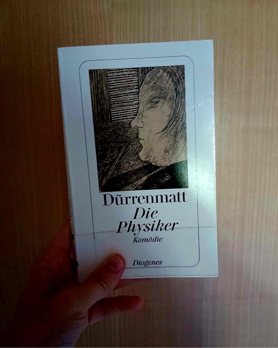 „ Nur im Irrenhaus sind wir noch frei. Nur im Irrenhaus dürfen wir noch denken. In der Freiheit sind unsere Gedanken Sprengstoff.“
„ Entweder bleiben wir im Irrenhaus, oder die Welt wird eines. Entweder löschen wir uns im Gedächtnis der Menschen aus, oder die Menschheit erlischt.“
( Seht bitte über den Begriff „Irrenhaus“ hinweg; ihn in meiner Rezi mit „Gefängnis“ zu ersetzen erschien mir auch nicht richtig.)
