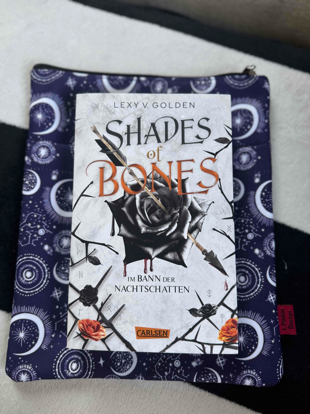 Der 2. Band „Shades of Bones - Im Bann der Nachtschatten “  von Lexy V. Golden 🏰❤️‍🔥📚✨🩸⚔️🌹