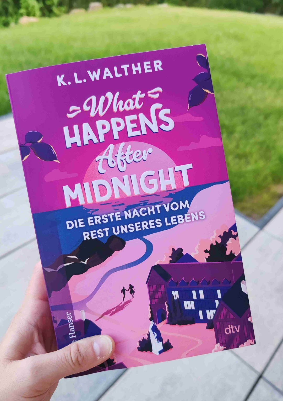 Süßes Buch für zwischendurch. Der Klappentext auf der Rückseite ist nur leider total nichtssagend! Unbedingt den Klappentext in der Frontklappe lesen!
Das Buch spielt aus Sicht der Protagonistin Lily, die als Musterschülerin und Tochter einer Lehrerin im Abschlussjahrgang am Abschlussstreich teilnimmt. Ein Großteil des Buches behandelt die Nacht des Abschlussstreiches und die Zeit danach mit den daraus folgenden Konsequenzen. Und natürlich gibt es auch eine Liebesgeschichte!
Das Buch ist durchaus auch für jüngere Leser geeignet, enthält jedoch wenig bis kein Teenie Drama.
Wer ein leichtes Buch mit Witz, Humor, bisschen Ernsthaftigkeit und Spannung sucht ist hier richtig.