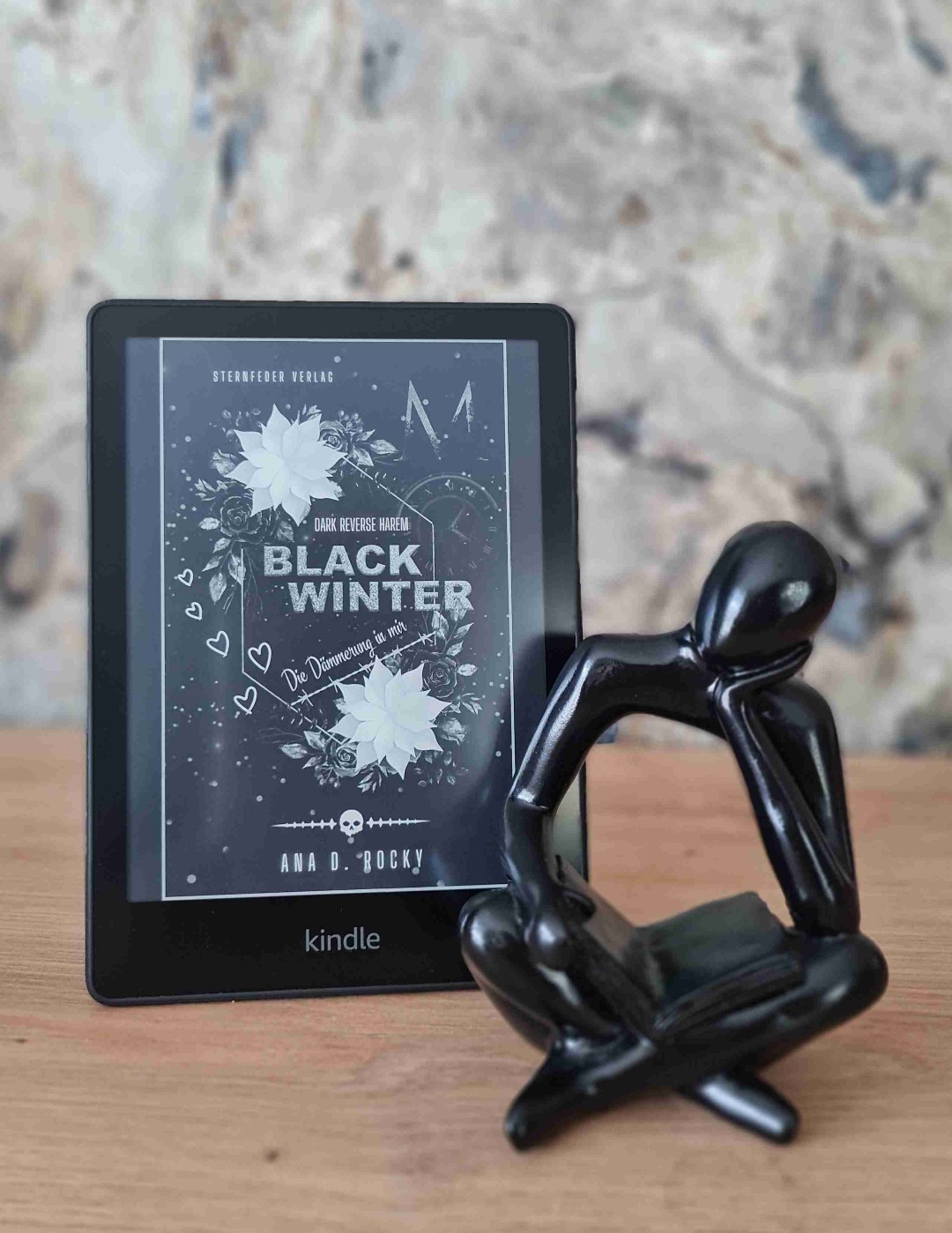 Das Buch hat mich emotional sehr mitgenommen. Die ganze Problematik um Flores Psyche und Phoenix Drogensucht hat sich sehr in mein Herz gebrannt. Ich mag es sehr, wie die Autorin hier die ,,kranken" Gedankengänge einer traumatisierten 18-jährigen widerspiegelt und mit welcher Wortwahl dies geschieht. Denn die Intelligenz von Flores und ihre Schlagfertigkeit bringt sie richtig cool zum Ausdruck. Auch hier wieder der Bezug zur Musik klasse! Ich hab das ein oder andere Mal mit Tränen gekämpft, vorallem aber zum Schluss, hat es mich total zerrissen!
Triggerwarnungen beachten!
