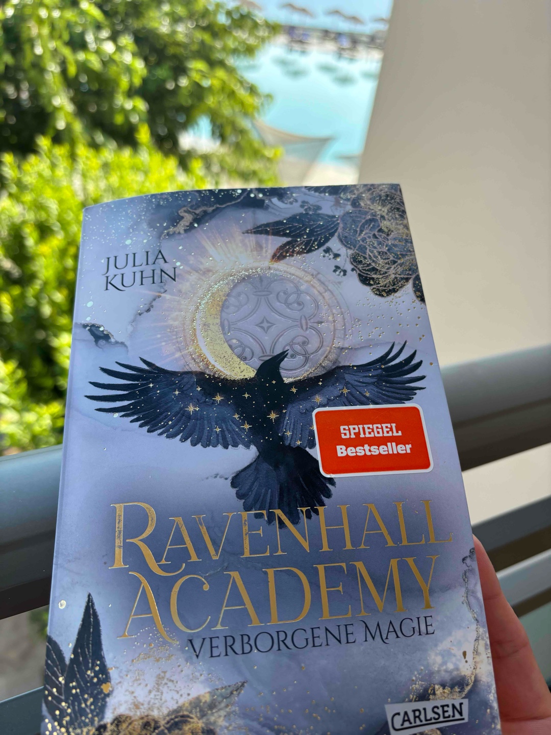 Eigentlich ist das ein schönes Buch für den Herbst.🍄🍂
Es geht um eine Academy für Hexen und Hexer, die dort mehr über ihre Magie lernen sollen. Die Academy ist in London und ist ein großes Schloss.
Bisschen wie Harry Potter. Interessant und spannend geschrieben. Ich bin gespannt wie es weitergeht. 🧙🏻♀️🧚🏻♂️