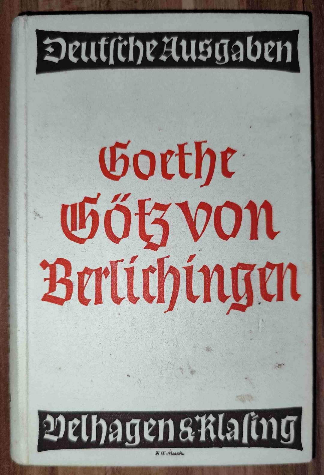 Beim Einstieg in ein Buch scheine ich mich immer etwas schwer zu tun, den roten Faden der Handlung zu entdecken, die Charaktere zu verstehen, Essenzielles und Nebensächliches zu unterscheiden.
Beim Götz fiel mir das dann aber doch schwerer als sonst, den rote Faden hielt ich zu lange für eine Nebenhandlung mit Erwartung auf etwas größeres. Die Form des Dramas an sich erschwert mir das Erfassen der Charaktere ohnehin, beim Götz nochmals wegen des historischen Kontextes.
Desweiteren bin ich glaube ich kein großer Freund davon, Handlungen auf realen Figuren zu basieren, vor allem, wenn "entscheidende" Dinge (hier Ende des Götz) von der Realität abweichen.
Nichtsdestotrotz haben mir gerade die Szenen rund um Götz (und Georg!) gut gefallen, sowie das Geschehen um Weislingen, auch wenn letzteres für mich eigentlich nicht das Niveau einer Haupthandlung hatte.
