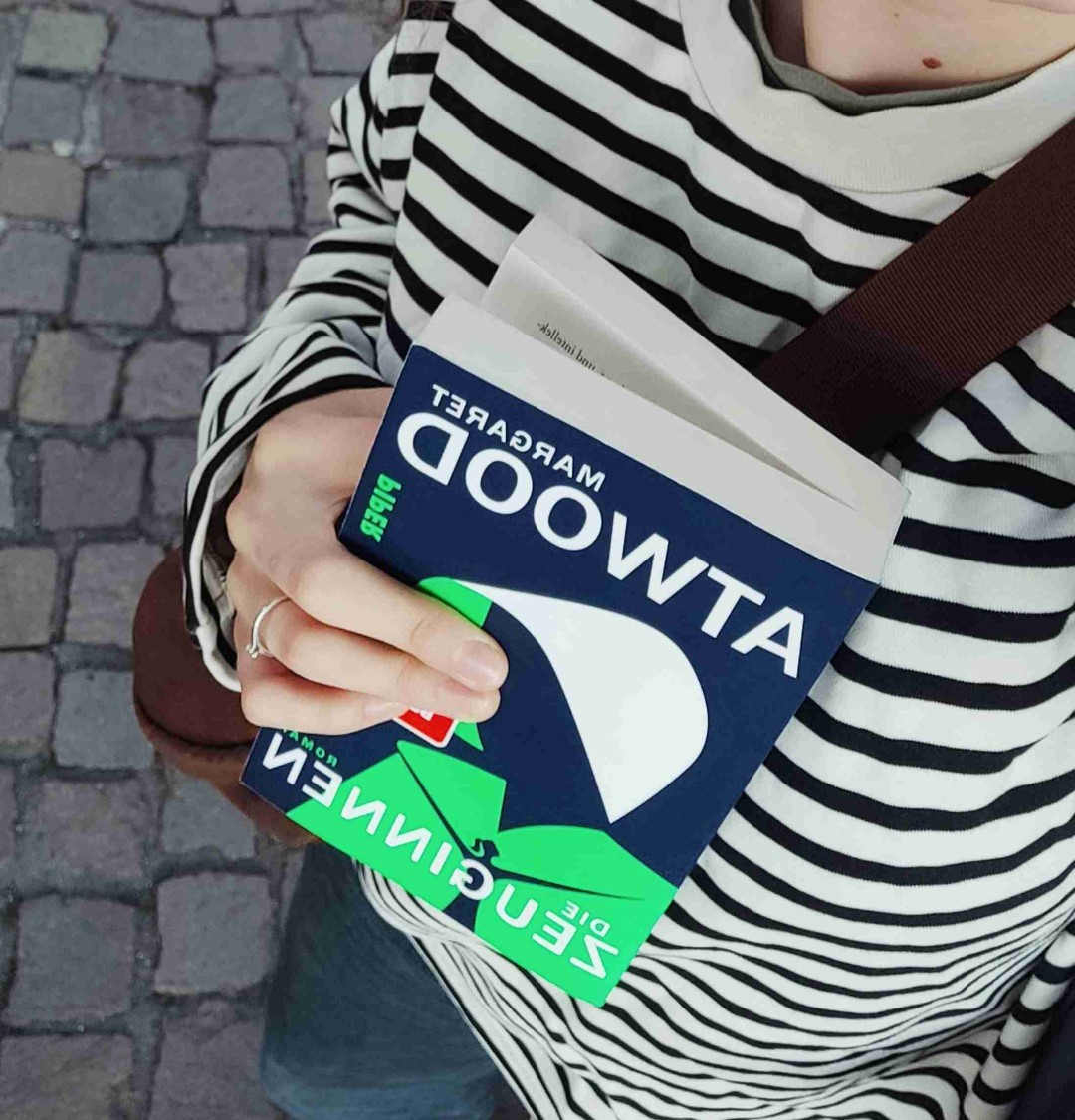 Leute war das gut! Die Fortsetzung vom "Report der Magd" konnte mich total überzeugen, super wie die Handlungsstränge und die drei Sichtweisen sich immer mehr ineinander verweben. Ich bin jetzt offiziell Atwood-Fan 🔥