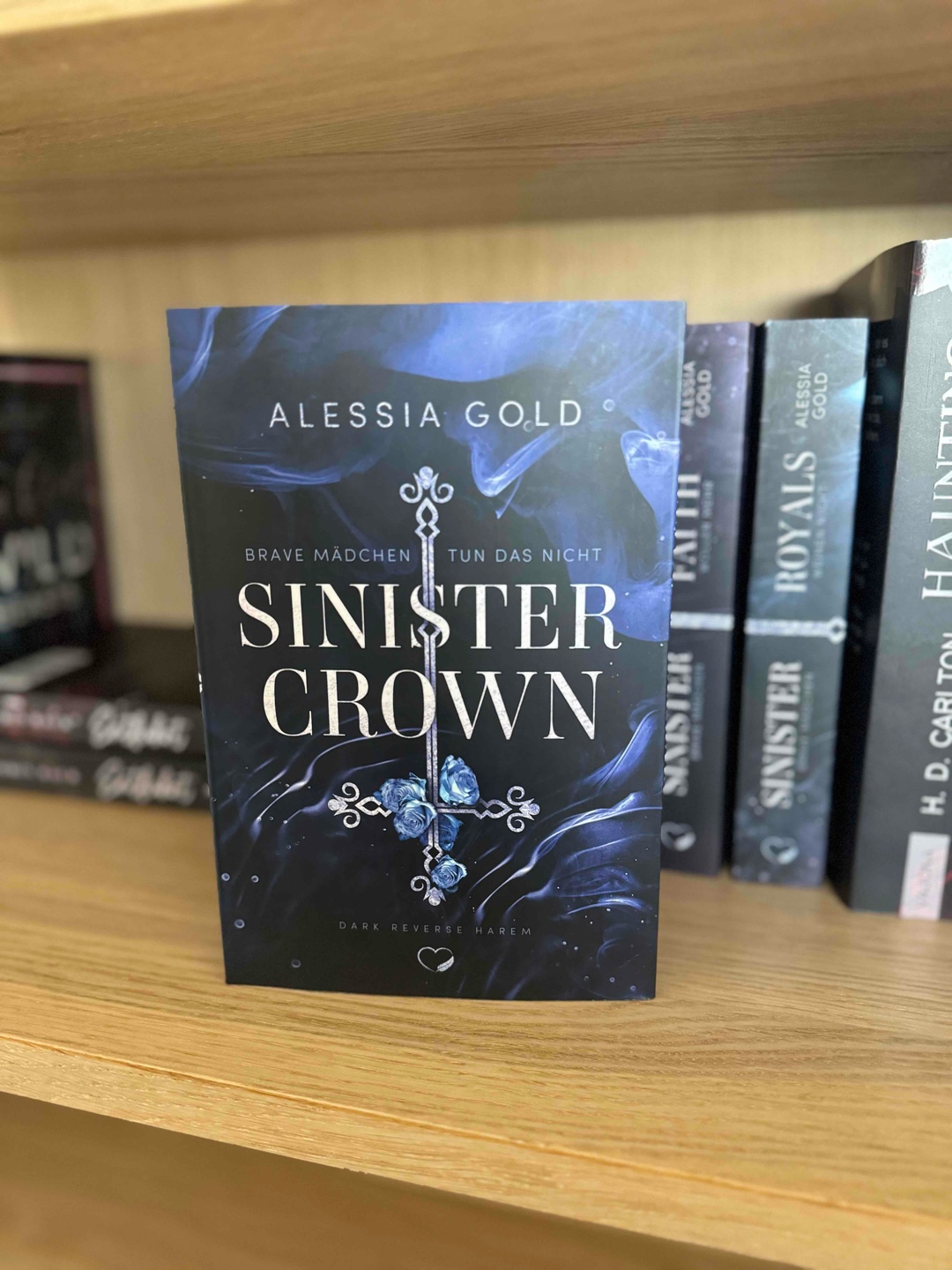 „Sinister Crown - Brave Mädchen tun das nicht!“ (Band1.) von Allesia Gold 🏊🏼♂️💊🇪🇸🍻🌊🥃
🤵🏼🤴🏻🤵🏻❤️🔥🥰✨🫶📚🔥
Ich liebe es! 📚✨❤️🔥🫶🌹🔥📚