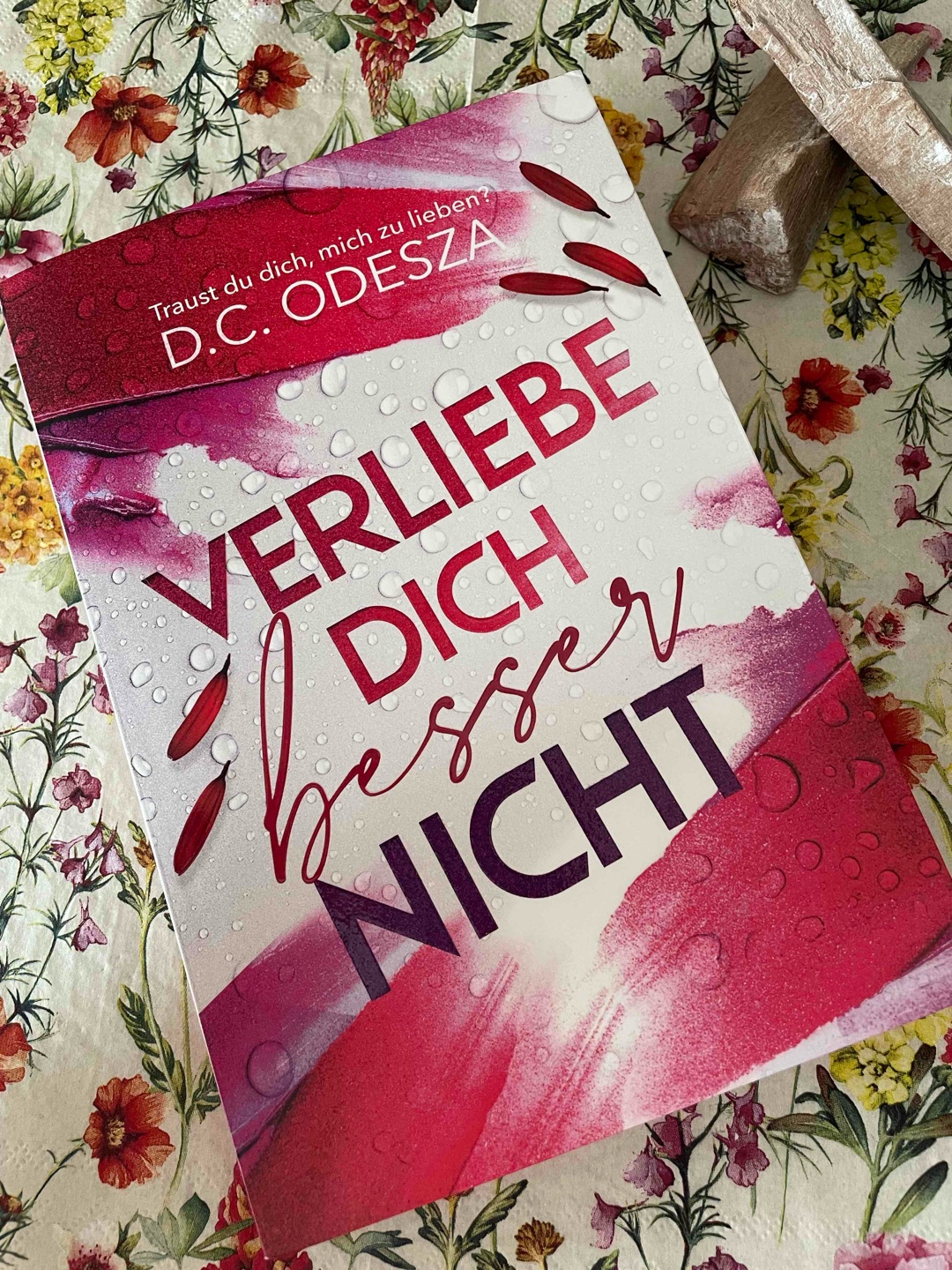 Gelungene Dialoge, von Beginn an spannend, birgt viele Geheimnisse