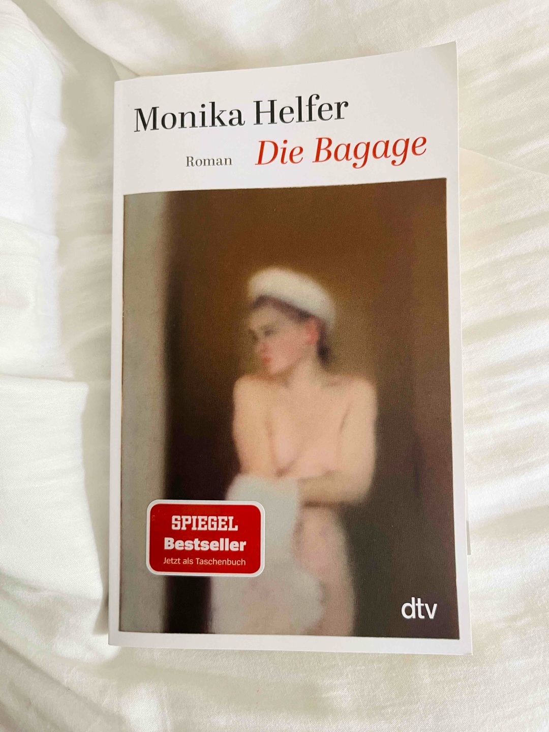 Die wunderschöne Maria lebt mit ihrem Mann Josef und den Kindern am Rand eines österreichischen Bergdorfes. Als Josef zum Krieg eingezogen wird, trifft Maria auf Georg aus Hannover, der sie Zuhause besucht. Dabei ist Maria schwanger mit Grete, der Mutter der Autorin, die Josef nie anblicken wird.