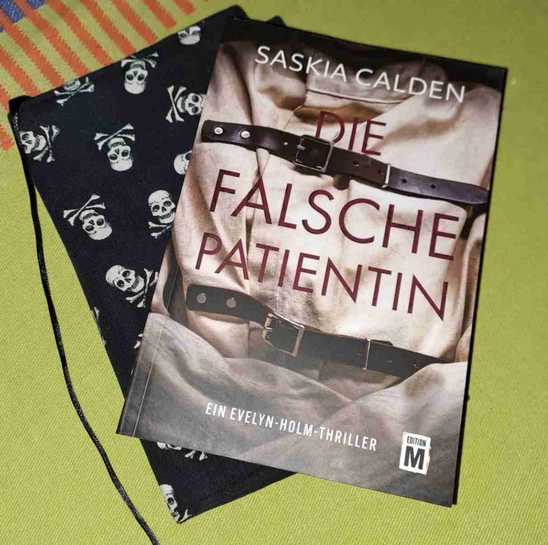 Es hat dich wirklich gelohnt, dass ich mich gabe verführen lassen 😁

Der Schreibstil der Autorin ist so eingängig und mitreißend, dass man gar nicht merkt, wie die Seiten fliegen. Mag auch an den kurzen Kapiteln liegen. Ich fand die Sprache aber wirklich sehr gefällig, so normal einfach. 

Und due Story als solches hat auch dann zum Ende hin überrascht, mit Details, die ich so nicht vermutet habe.

Alles in allem würde ich sagen, das war bestimmt nicht mein letztes Buch der Autorin. 