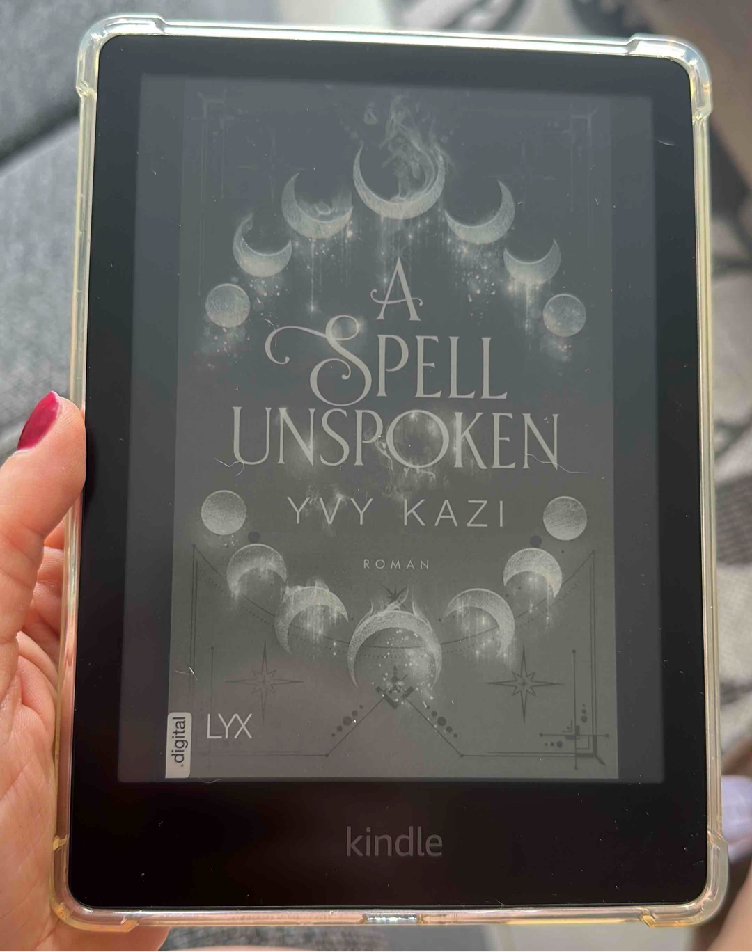 Ich schwanke zwischen 3,5 und 4 Sternen. Mir hat das Buch leider nicht so gut gefallen wie der erste Band. Irgendwie habe ich einfach keinen Zugang (mehr?) zu den Charakteren gefunden. Dann war mir der Plott einfach irgendwie zu stressig und von der Cozyness aus dem ersten Band war nicht mehr viel übrig. Wahrscheinlich lag es daran. Die zwei weiteren Bände erzählen die Geschichte eines anderen Charakters, ggfs werde ich diese irgendwann lesen. Erstmal habe ich es aber nicht vor. 