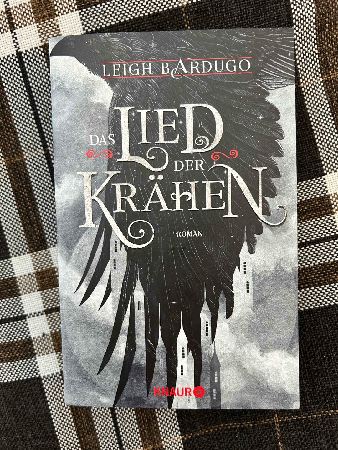 Tolles Buch mit vielen Wendungen und starken Charaktere. An manchen Stellen war es aber etwas langatmig.