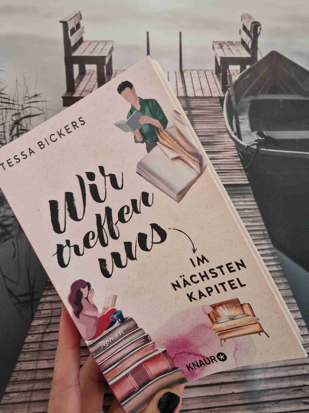 Ich habe wirklich lange gebraucht, um in das Buch zu finden, bin jedoch froh, es nicht zur Seite gelegt zu haben.
Schöne, ruhige emotionale Geschichte mit vielen tiefen Charakteren, guter Entwicklung und einer tollen Hommage an große Klassiker der Literatur 🩶
Hat sich schön gelesen und mich sehr bewegt.