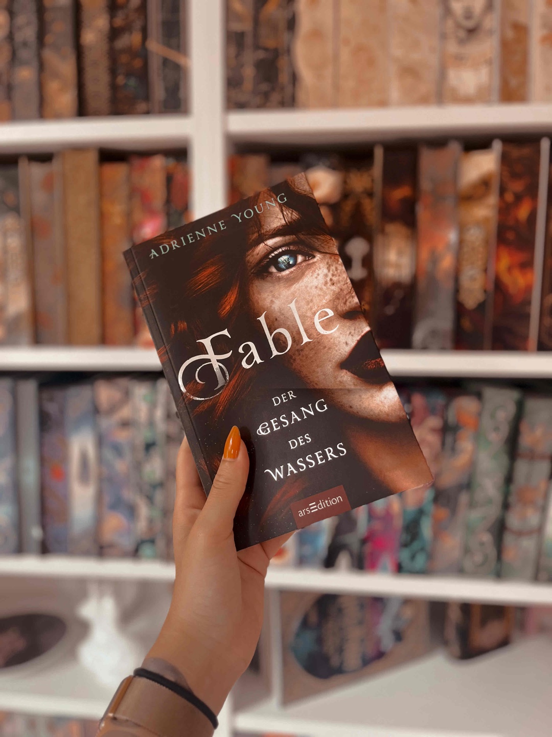 wenn ihr im Duden "Slow Burn" sucht, findet ihr wahrscheinlich dieses Buch 😂
aber ganz ehrlich, es hat mich null gestört. Irgendwie war es super cozy. Das Setting ist eine Welt, die vom Schiffshandel dominiert wird und die Geschichte spielt hauptsächlich auf Schiffen oder UNTER Wasser, was ich total geliebt habe. Fable ist ein sehr liebevoller Charakter und auch die Nebencharaktere wachsen einem zwar - wie gesagt - "slow" ans Herz, aber dafür umso intensiver. Es gibt einen richtig schönen Found Family Trope 🫶🏻
PS: es gibt keinen Spice!