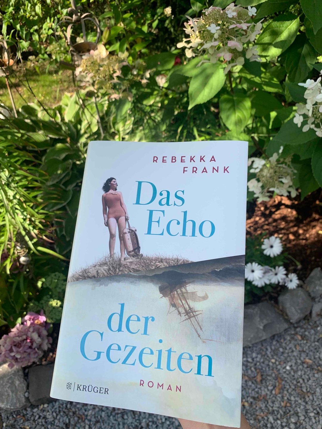 Das Echo der Gezeiten ist ein ganz toller historischer Roman 😍
Zuerst musste ich in die beiden Geschichten hineinfinden, die 3 Jahrhunderte auseinander liegen.
Dann wurden mir beide Protagonistinnen immer sympathischer und die abwechselnden Zeitsprünge sorgten für Spannung.
Nes Dorn flüchtete 1633 mit ihrer Mutter auf eine Insel und versucht ein Rätsel um verschwundene Kinder zu lösen. Von den abergläubischen Bewohnern der Insel werden sie als Hexen abgestempelt und so finden sie Zuflucht bei einem Beginenkonvent.
Tilla Puls möchte sich 1955 der Unterwasserarchäologie widmen. Sie studiert als eine der ersten Frauen nach dem 2. Weltkrieg an der Uni in Hamburg und trifft dabei auf Vorurteile.
Beide Geschichten werden am Ende zusammengeführt und beinhalten neben fiktiven Inhalten auch historische Wahrheiten.