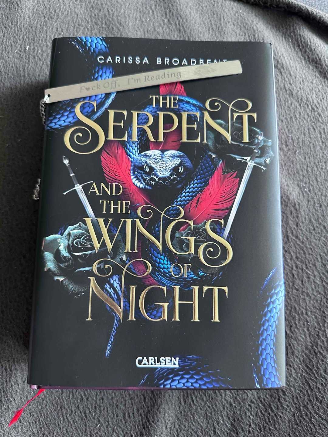 Ein starkes Buch, im wahrsten Sinne des Wortes.
Zwei starke Protagonisten und viele Gefühle.
Ich hätte mit dem Ende überhaupt nicht gerechnet aber ich bin gespannt, was Oraya und Raihn im zweiten Teil aus ihrem Schicksal machen.
Das Wold Building war gut beschrieben und nahm ein direkt in die Welt hinein.
