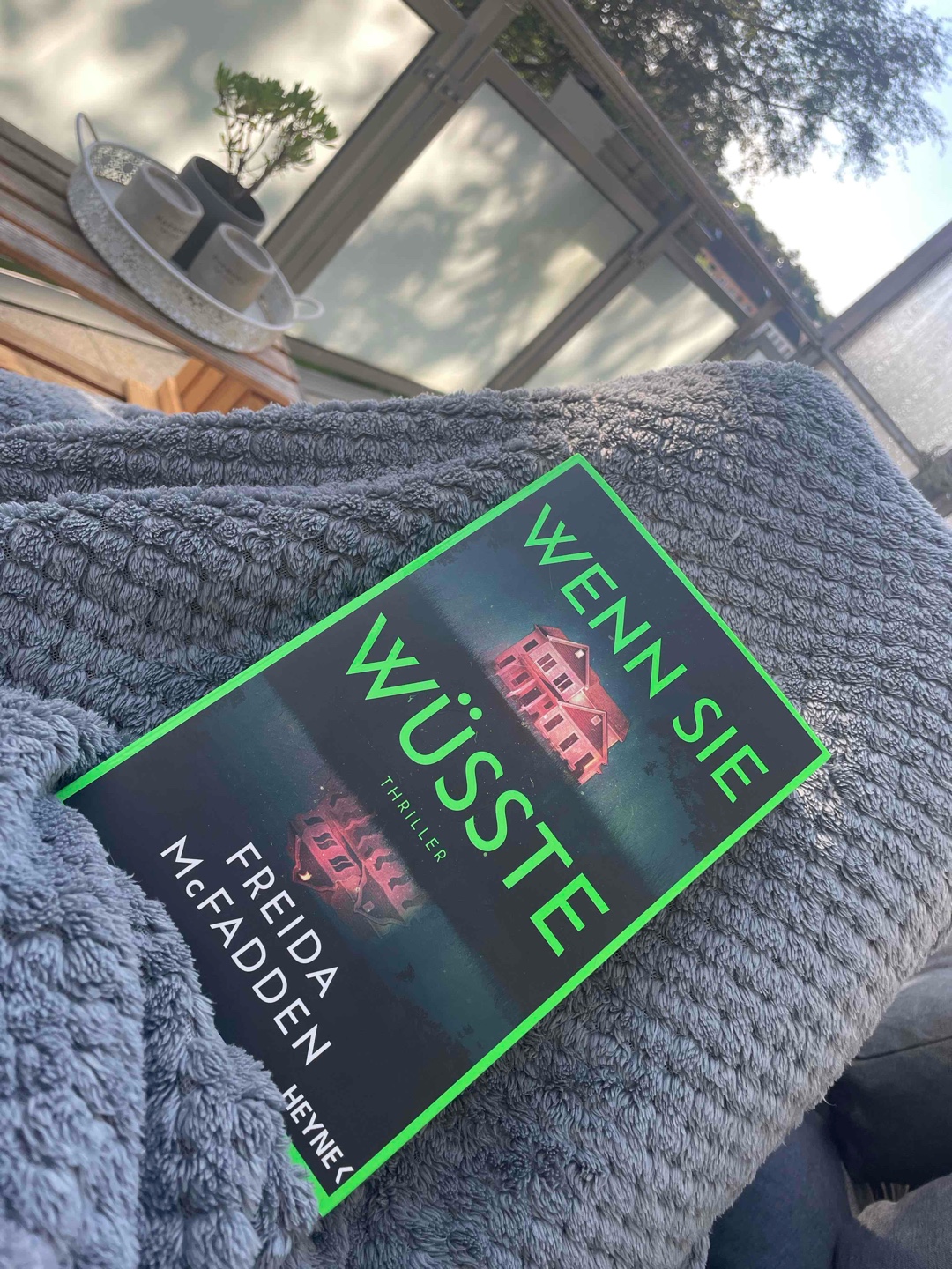 Sehr spannend und mit einigen unvorhergesehenen Wendungen in der Geschichte hat mich dieser Thriller wirklich überzeugt. Hatte etwas Verity-Vibes. Freue mich jetzt auf Band 2!