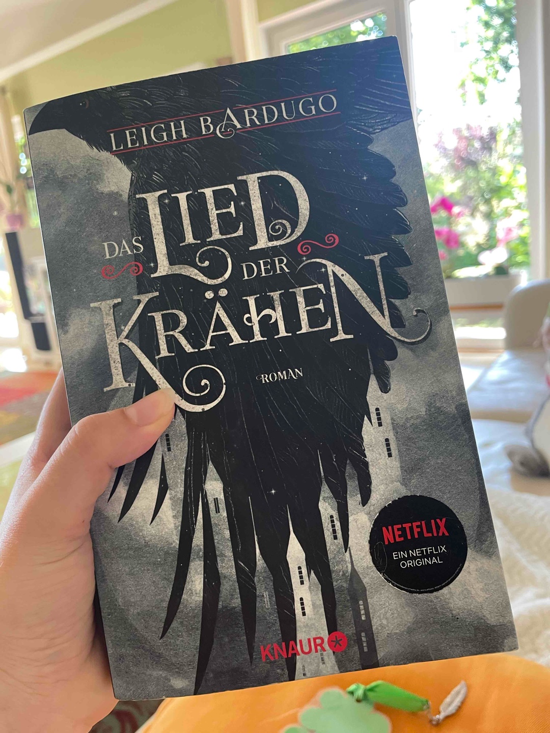 Erst schleppend, dann nicht mehr aus der Hand zu legen
Ich habe viel gutes über das Buch gehört und wollte es deshalb auch lesen. Leider bin ich durch das Lesen am Anfang in eine krasse Leseflaute gekommen. Die ersten Kapitel verliefen sehr schleppend und waren eher langweilig. Doch zum Ende hin war ich immer mehr überzeugt, dass dieses Buch doch sehr gut ist. Ab dem Punkt, wo sie das Eistribunal überfallen geht es eigentlich plotttechnisch nur bergauf. Den langen Teil davor muss man aber überstehen, um die Hintergründe der einzelnen Figuren zu verstehen.
Ich werde auf jeden Fall den zweiten Band ebenfalls lesen. Die Figuren sind mir nämlich sehr ans Herz gewachsen. 🤍