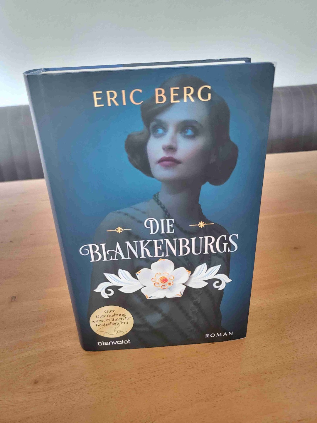 Ich bin noch sehr zwiegespalten, ob ich auch das 2. Buch lesen werde. Die Protagonisten waren mir durchweg unsympathisch, die Geschichte war sprunghaft. Und doch bin ich nicht von los gekommen. Daher nur bedingt zu empfehlen.