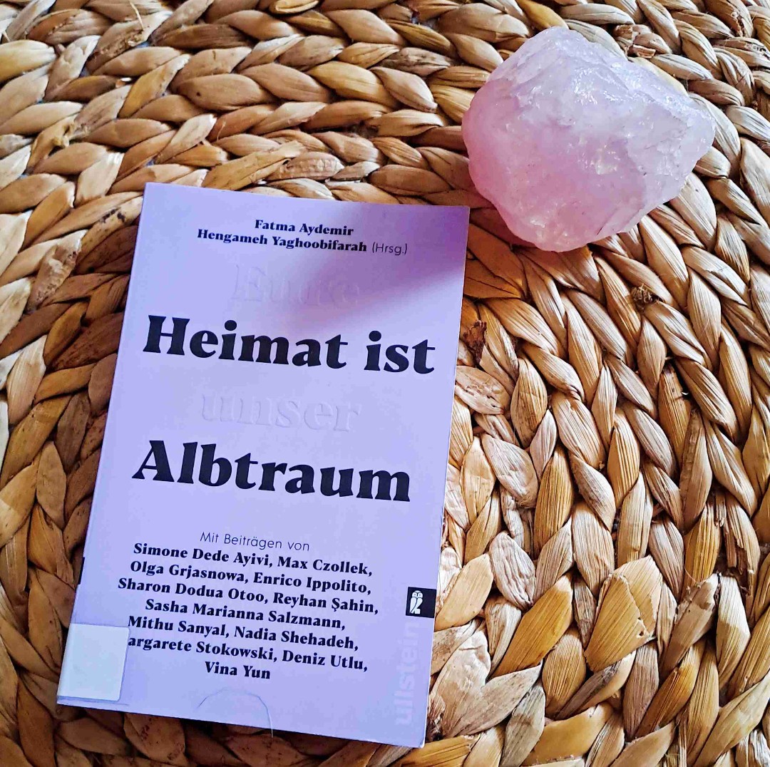 Ein sehr gutes und sehr wichtiges Buch, das ich nur wärmstens empfehlen kann. Randvoll mit wunderbar pointierten und schonungslos direkten Essays zu Themen wie Migration, Rassismus, Heimat, Rechtsruck, Solidarität,.. Regt sehr zum Nachdenken an und lässt einen auch die eigenen Denkmuster nochmal kritisch hintergragen. 
Volle Punktzahl!