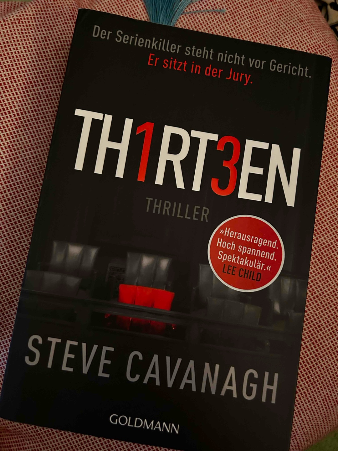 Der Serienkiller steht nicht vor Gericht. Er sitzt in der Jury.