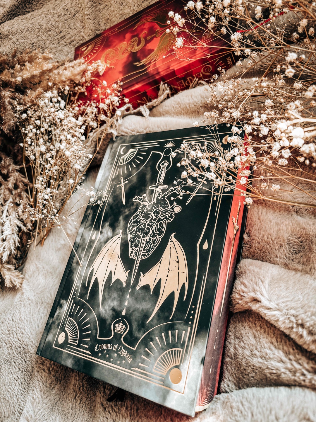 „Magie ist ... Ich weiß, manche Leute halten sie nur für eine von vielen Disziplinen. Aber ich glaube, sie wohnt in unseren Herzen. Ich glaube, sie bezieht ihre Energie aus unseren Seelen.“ ✨🖤