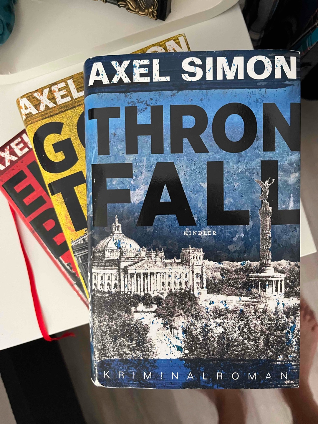 Toller Abschluss der Triologie um den Ermittler Landow, welches im Kaiserreich des 19. Jahrhunderts in Berlin spielt. Anfangs gewöhnungsbedürftig manch eine Wortwahl aus dieser Zeit, aber dadurch auch umso realistischer. Volle Punktzahl. Ich hoffe es gibt eine Fortsetzung