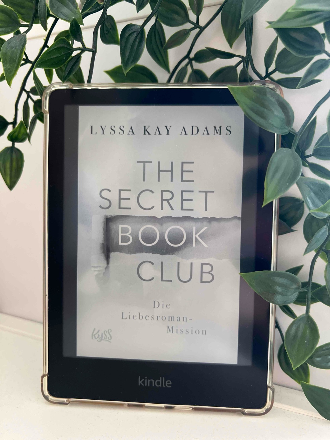 Der „Secret Book Club“ hat mich schon im ersten Teil begeistert, und der zweite Teil steht dem in nichts nach. Die Idee, dass Männer heimlich Liebesromane lesen, finde ich einfach großartig und sehr unterhaltsam. Die Charaktere Mack und Liv sind wunderbar lebendig und sorgen mit ihrem Humor immer wieder für Lacher. Gleichzeitig schafft es die Geschichte, ernstere Themen geschickt einzubauen, was mich positiv überrascht hat.
Obwohl der Buchclub nicht im Mittelpunkt der Handlung steht, verleiht er der Geschichte ihren besonderen Charme und trägt zur Gesamtstimmung bei. Ich liebe diesen Haufen Kerle 😄💛