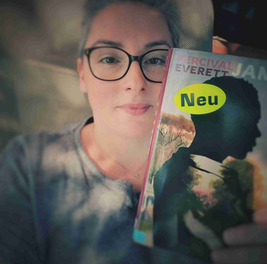 💜📚 Wieder ein Buch, das mich tief bewegt und innerhalb kürzester Zeit gefesselt hat. 😃 Dank den kurzen Kapiteln und der extrem spannenden und berührenden Geschichte aus der Sicht von "Jim, dem Sklaven".
Jeder hat von Huckleberry Finns Abenteuern gehört und viele haben sie wahrscheinlich auch schon gelesen (Mark Twain).