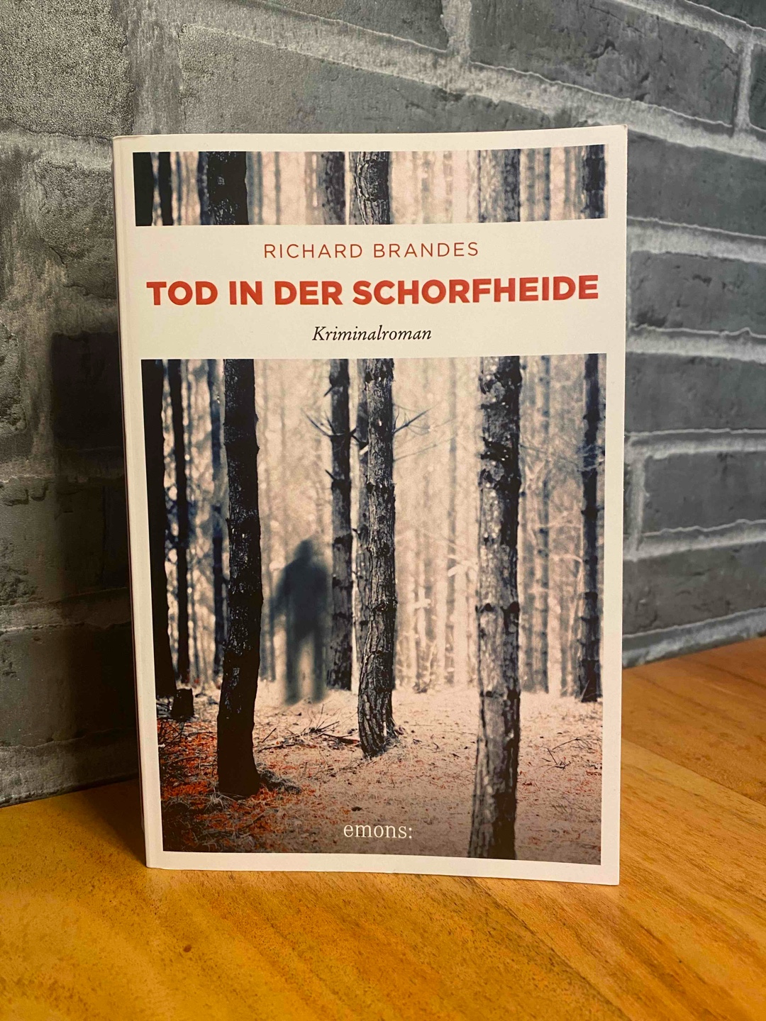 Guter und spannender Krimi, der zahlreiche Themen bedient.