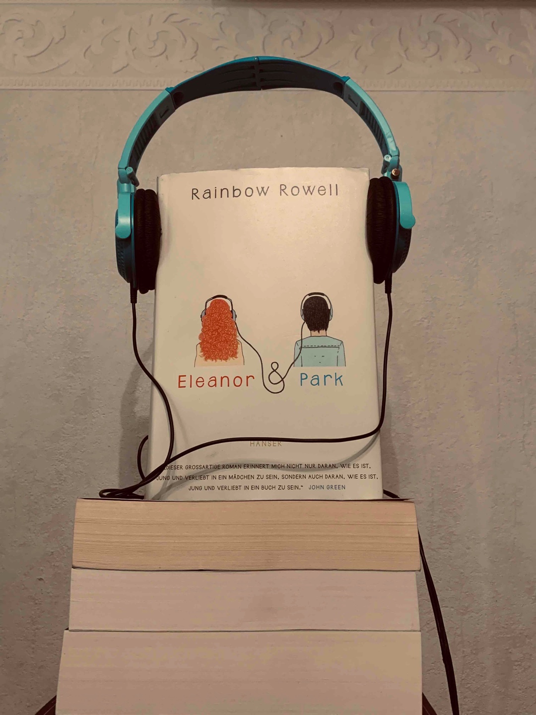 Eleanor und Park haben nichts gemeinsam, von dem Fakt, dass beide Außenseiter sind, einmal abgesehen. Sie ist unkonventionell, bunt und auffällig, er ist zurückhaltend, klein und versteckt sich hinter Comics und Kopfhörern. Doch als die beiden jeden Tag im Bus eine Sitzbank teilen müssen, entsteht etwas, womit sie nicht gerechnet haben.