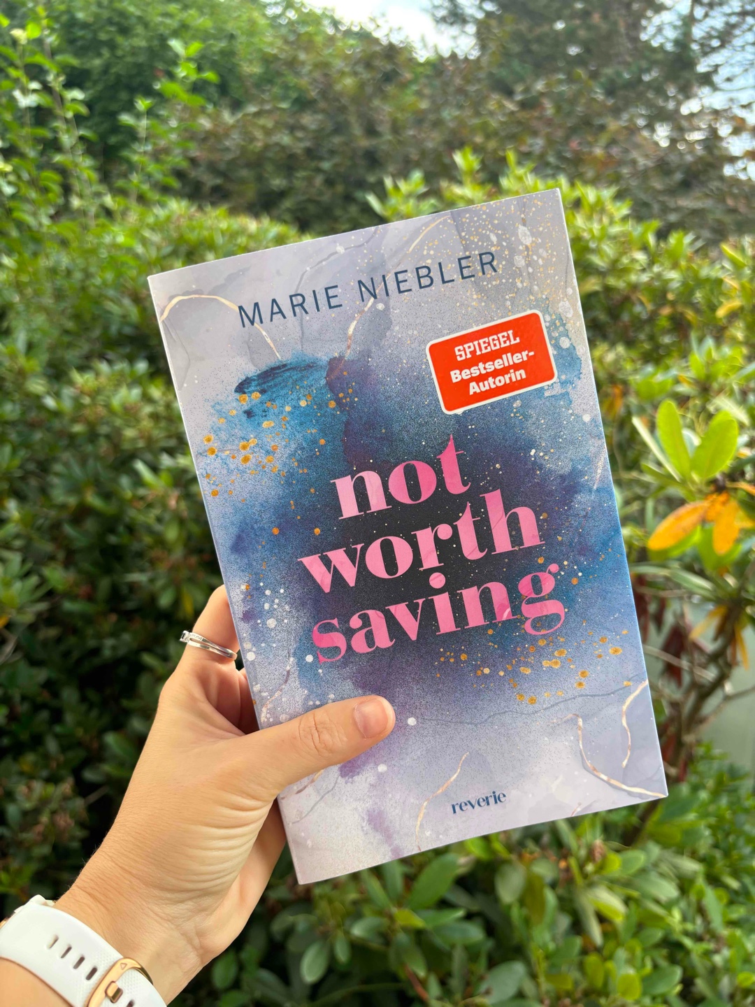 Mitreißende Geschichte, erzählt aus zwei Perspektiven. Ich mag die Protagonisten und allen voran liebe ich den Schreibstil von der Autorin. Ihre Bücher suchte ich in wenigen Tage. Hab direkt den zweiten Teil bestellt. Große Empfehlung!