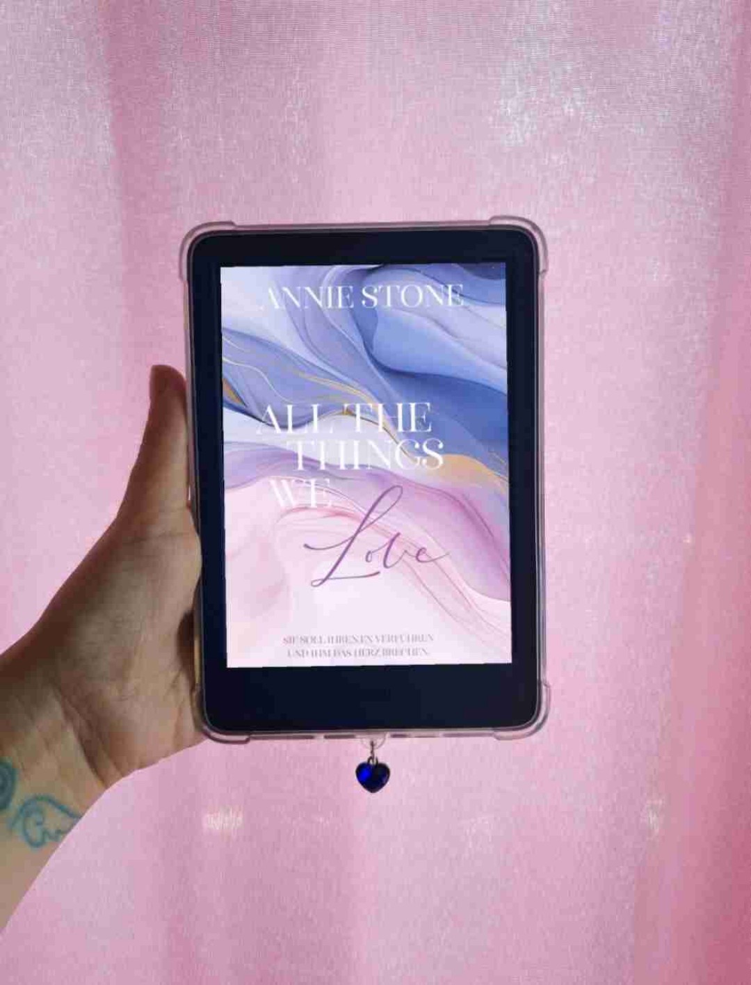 🌟Rezension🌟
Ich habe das Buch "All the things we love" von Annie Stone beendet 🥰
•
Mit 278 Seiten hab ich das Buch an einem Abend schnell durchgelesen 😁 und dennoch war es für eine recht kurze Geschichte, eine süße Lovestory. 🥰