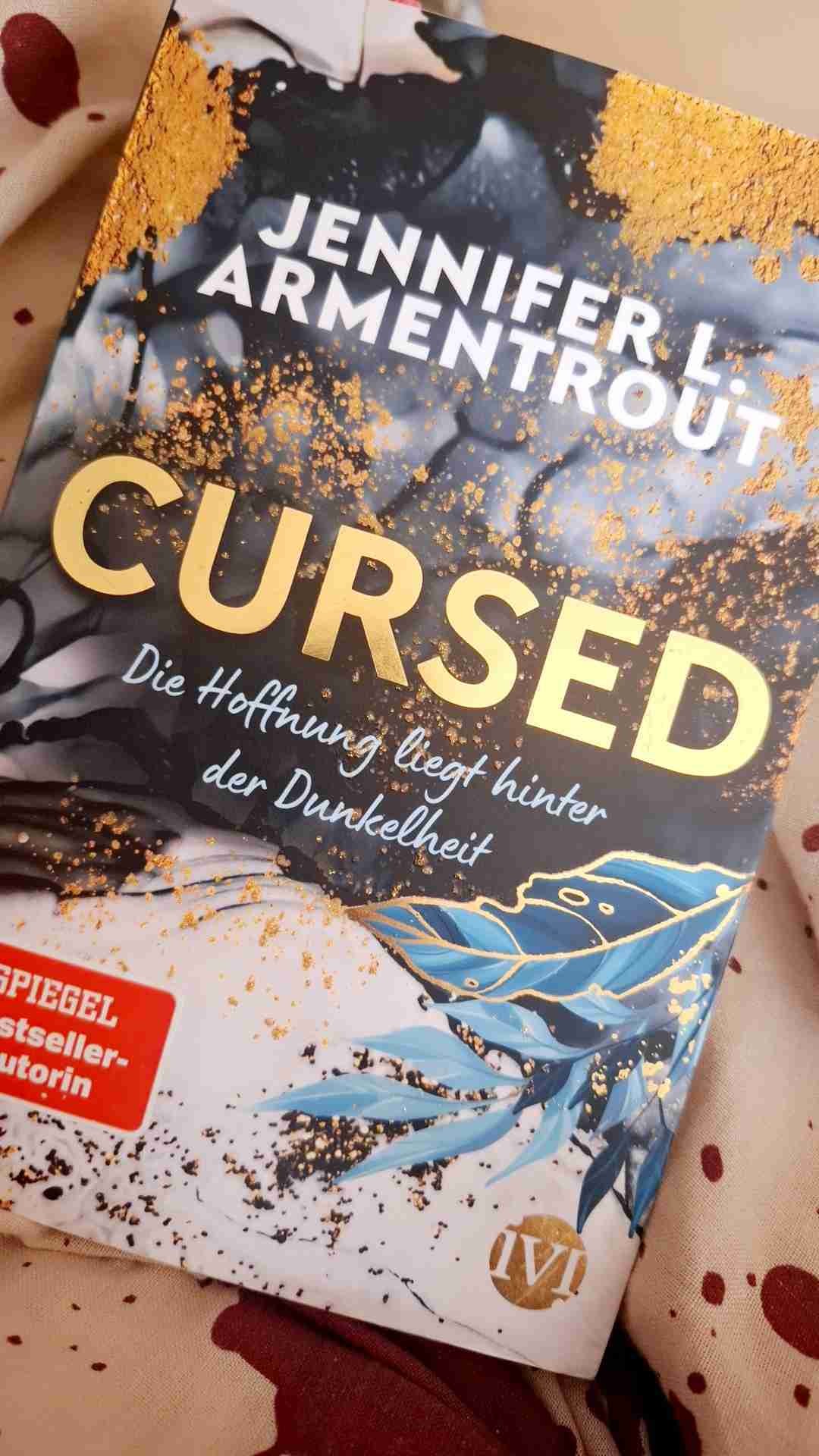 Im großen und ganzen eine schöne Story. Auch wenn ich sie recht vorhersehbar fand. Die Handlung zieht einen echt mit. Ich selbst konnte es kaum aus der Hand legen. Auch wenn ich mir einiges denken konnte, so war ich gespannt wie die Protagonistin auf alles kommt. Doch zum Ende hin wurde ich enttäuscht. Es kam mir vor, als hätte man sich eine Seitenzahl gesetzt und dann so viel drum herum geschrieben und dann versucht alles in den letzten 50 Seiten zu klären, was dem Buch die Tiefe nahm. Das hat mich so ziemlich enttäuscht.