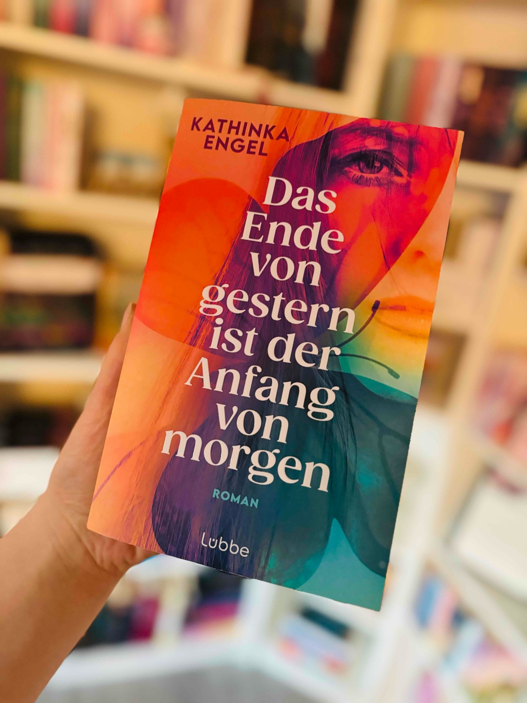»Aber als jemand, der kein Menschenmensch ist, bist du ja ohnehin lieber allein, oder?«, frage ich.
»Ich habe nie gesagt, dass ich lieber allein bin.«
»Aber du hast doch ... « Doch Owen lässt mich nicht ausreden. »Es kommt ganz darauf an, wer die Alternative zum Alleinsein ist.« Er lächelt mich an, und mein hüpfendes Herz möchte sich wirklich, wirklich an Owen hängen.🫧
