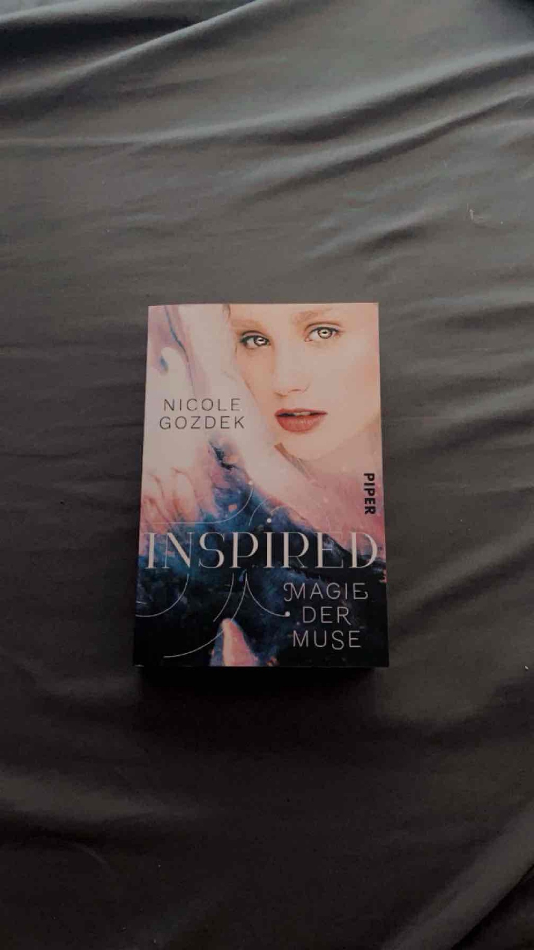 Super witziges und spannendes Buch. Es hat sich beim lesen immer mehr gesteigert sodass ich es irgendwann nicht wieder wegtun konnte.