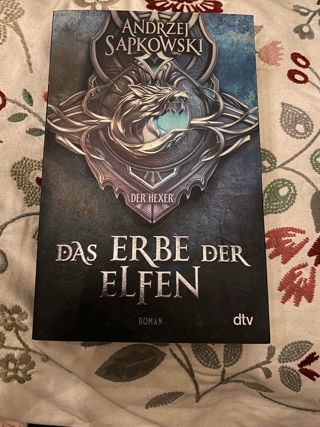 Ich mochte das Buch echt gerne, aber teilweise ist mir dieses ganze politische einfach ein bisschen zu viel 😬 Ciris Geschichte finde ich aber wahnsinnig interessant ☺️