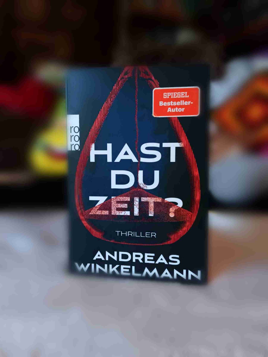 ℍ𝔸𝕊𝕋 𝔻𝕌 ℤ𝔼𝕀𝕋 ?
Das wird man immer wieder gefragt.
Mir hat das Buch sehr gut gefallen , der Inhalt und auch wie es geschrieben ist fand ich super.