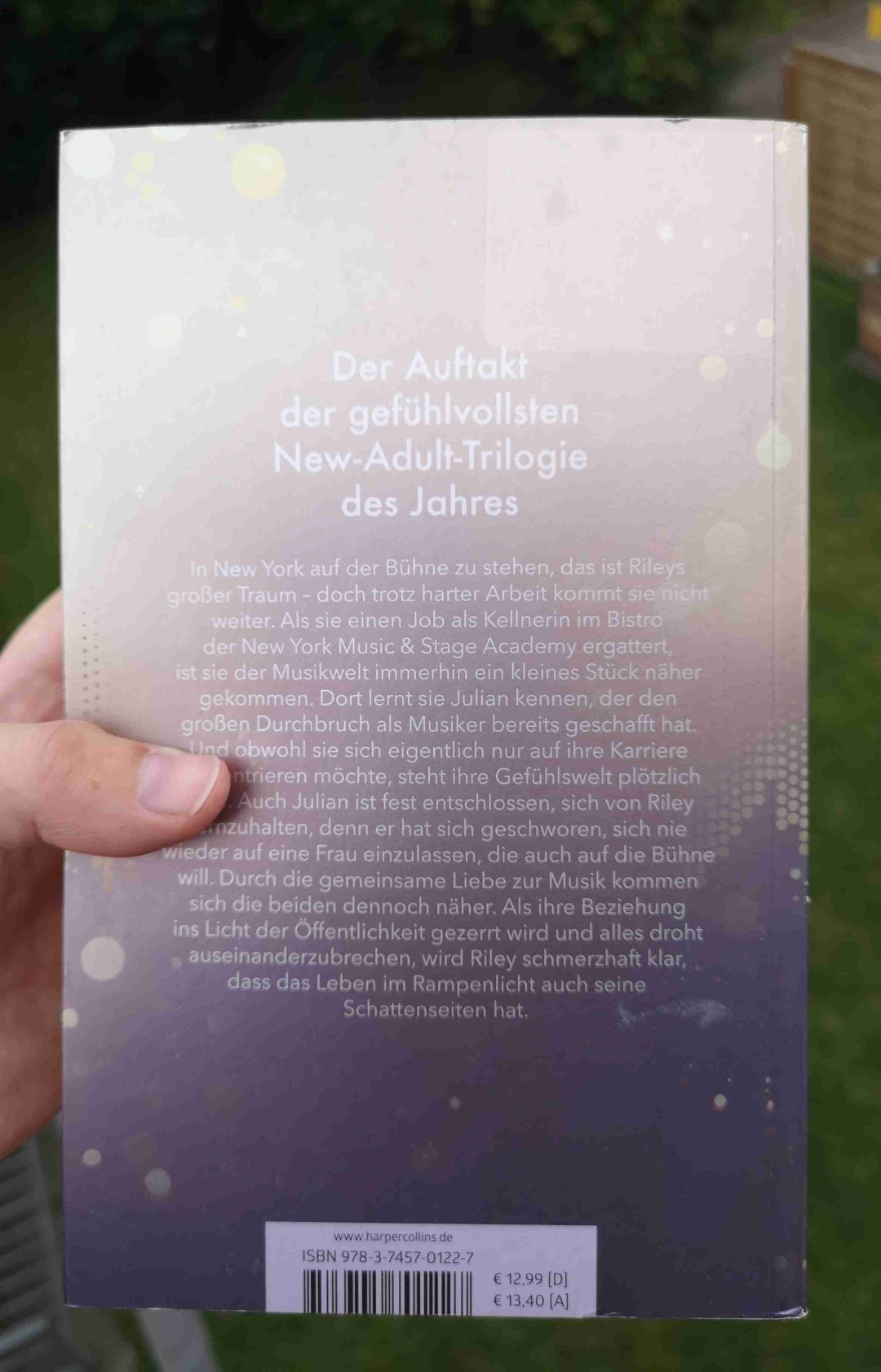 Gecatcht durch den Titel....
Slow Burn, 2POV, Musik und Tanz, she falls first, he falls harder
Riley hat mir als Protagonistin so gut gefallen.
Zu Beginn merkte man einfach wie sie einfach alles in Ihrer Macht stehende tut um ihrem großen Ziel, Musical Darstellerin, näher zu kommen.
Ohne andere auszunutzen oder ohne von anderen zu profitieren.
Dabei läuft ihr Julian über den weg,
Wie die beiden sich annähern ist so toll.