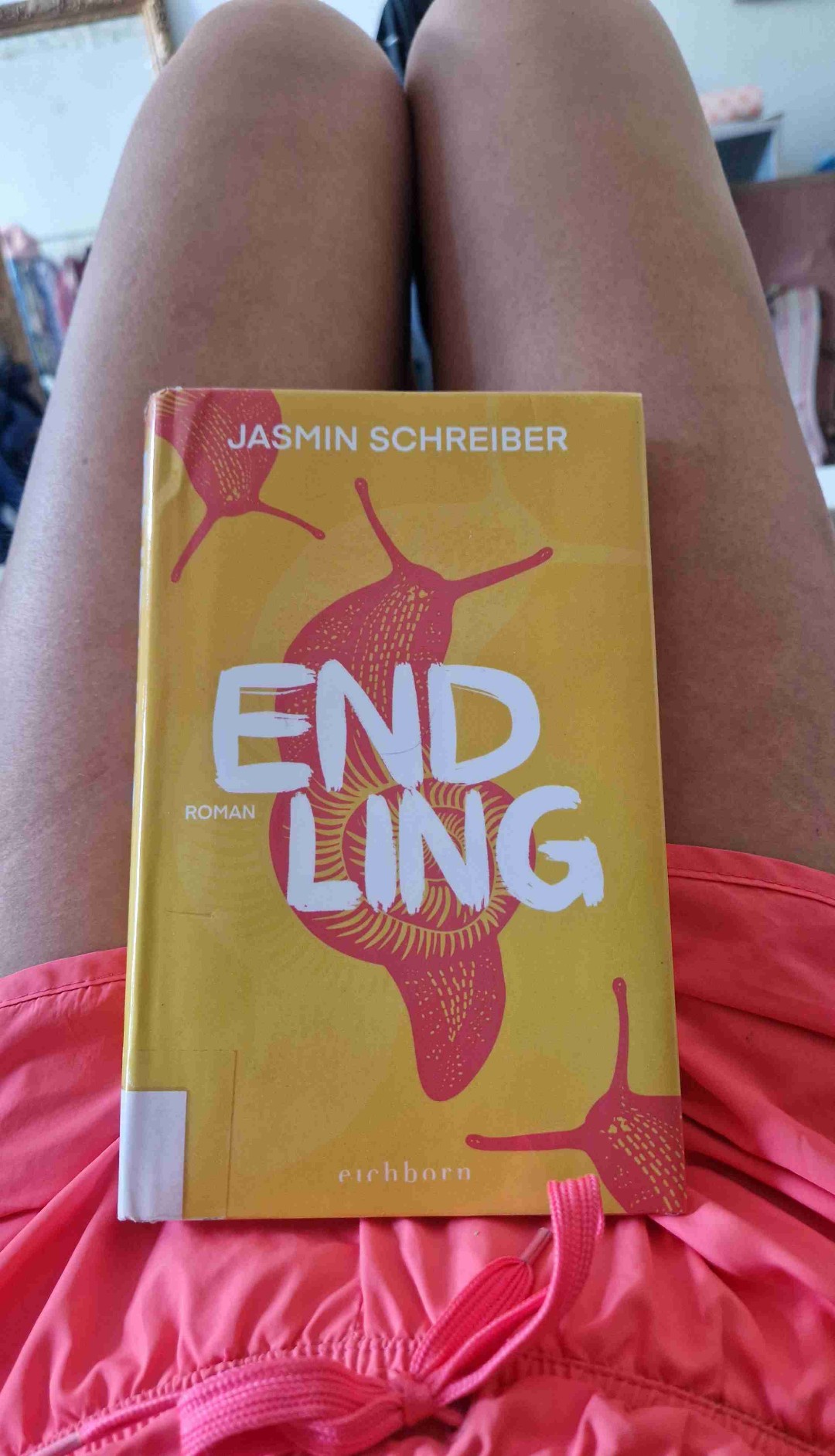 Dystopischer Roman mit Artensterben und Einschränken der Rechte der Frauen. Idee fand ich interessant, die Umsetzung hat mich leider gar nicht überzeugt. Das Ende war sehr unbefriedigend, weil fast alle Fragen offen bleiben. 
