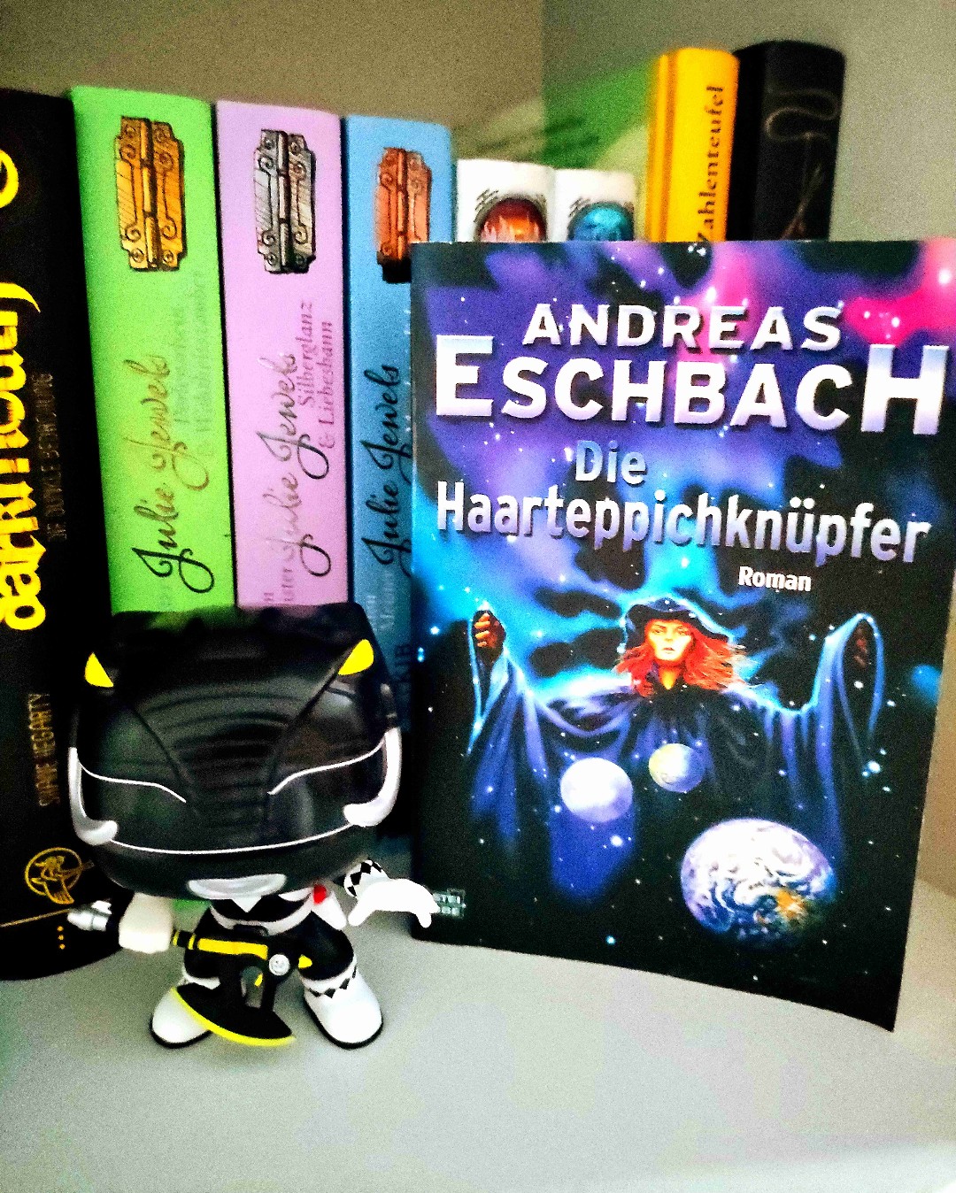 Schöne erdachte Science Fiction Welt. Einige Fragen offen geblieben.
