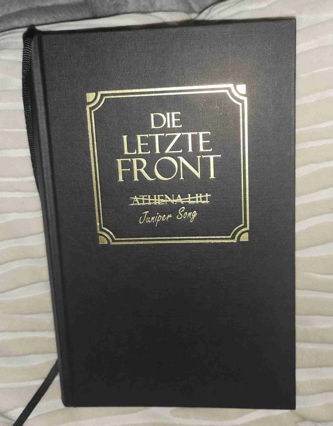 Das Buch hat einen flüssigen schreibstil und lässt gut lesen. Die Idee hinter der Geschichte ist wirklich gut und ich kann mir gut vorstellen,dass es hier und da es nicht zu Diebstähle in der Literatur kommt. Es war wirklich interessant wie die Geschichte verlaufen ist und wie weit ein Mensch gehen kann um sein Traum zu leben.
Ein Buch für zwischen durch...ich würde es wieder lesen