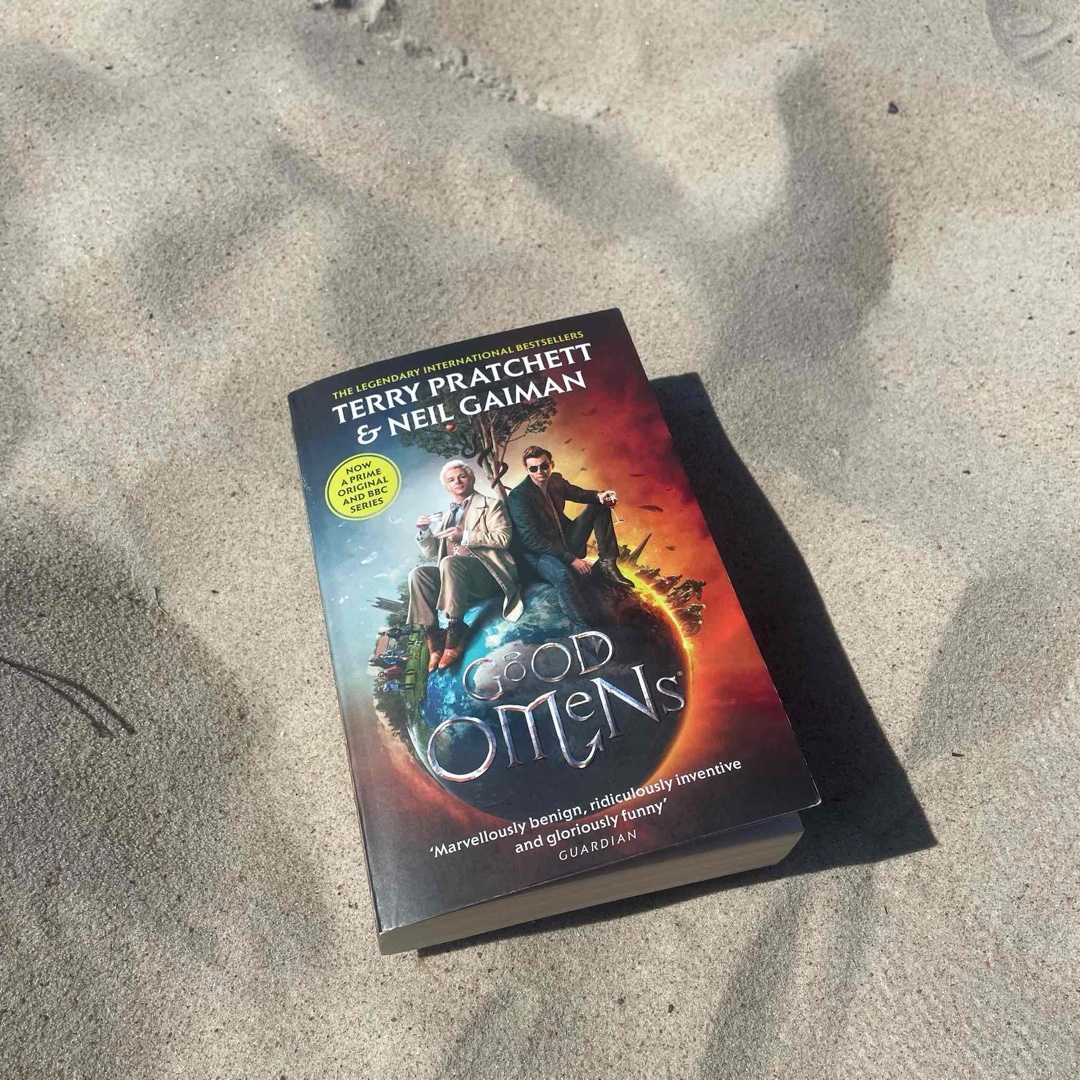 Ich habe die Serie geliebt und ich habe das Buch geliebt! Neil Gaiman und Terry Pratchett haben hier etwas geschaffen was unglaublich unterhaltsam ist.