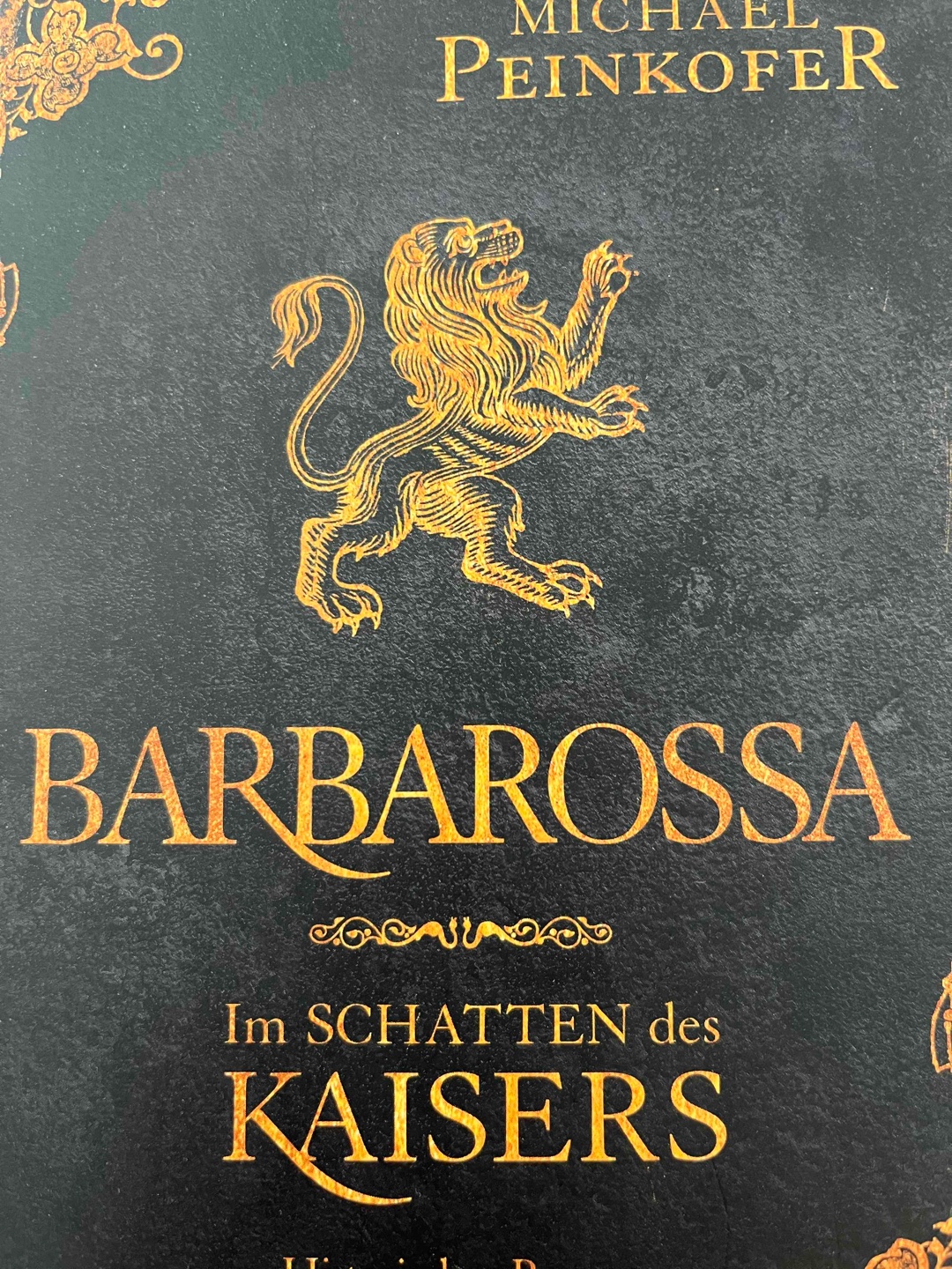 Der fiktive Diener Arnd erklärt anschaulich aus dem Leben Barbarossas. Sehr interessant und unterhaltsam