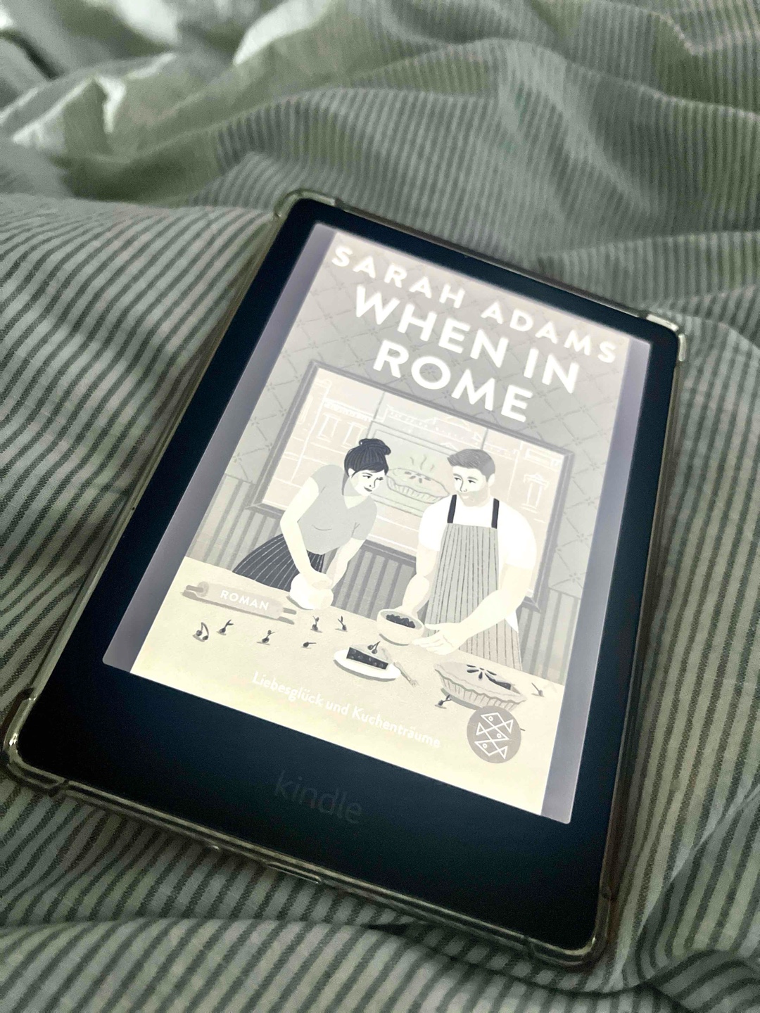 „When in Rome“ von Sarah Adams ist eine charmante, unkomplizierte RomCom. Amelia, eine berühmte Sängerin, braucht eine Pause und landet in der kleinen Stadt Rome, Kentucky. Dort trifft sie auf Noah, einen mürrischen Bäcker. Die Chemie zwischen Amelia und Noah ist toll und sorgt für viele lustige Momente. Ihre Beziehung entwickelt sich langsam und glaubwürdig, was die Geschichte besonders charmant macht. Das Kleinstadt Setting und deren Bewohner habe ich sehr schnell in mein Herz geschlossen.