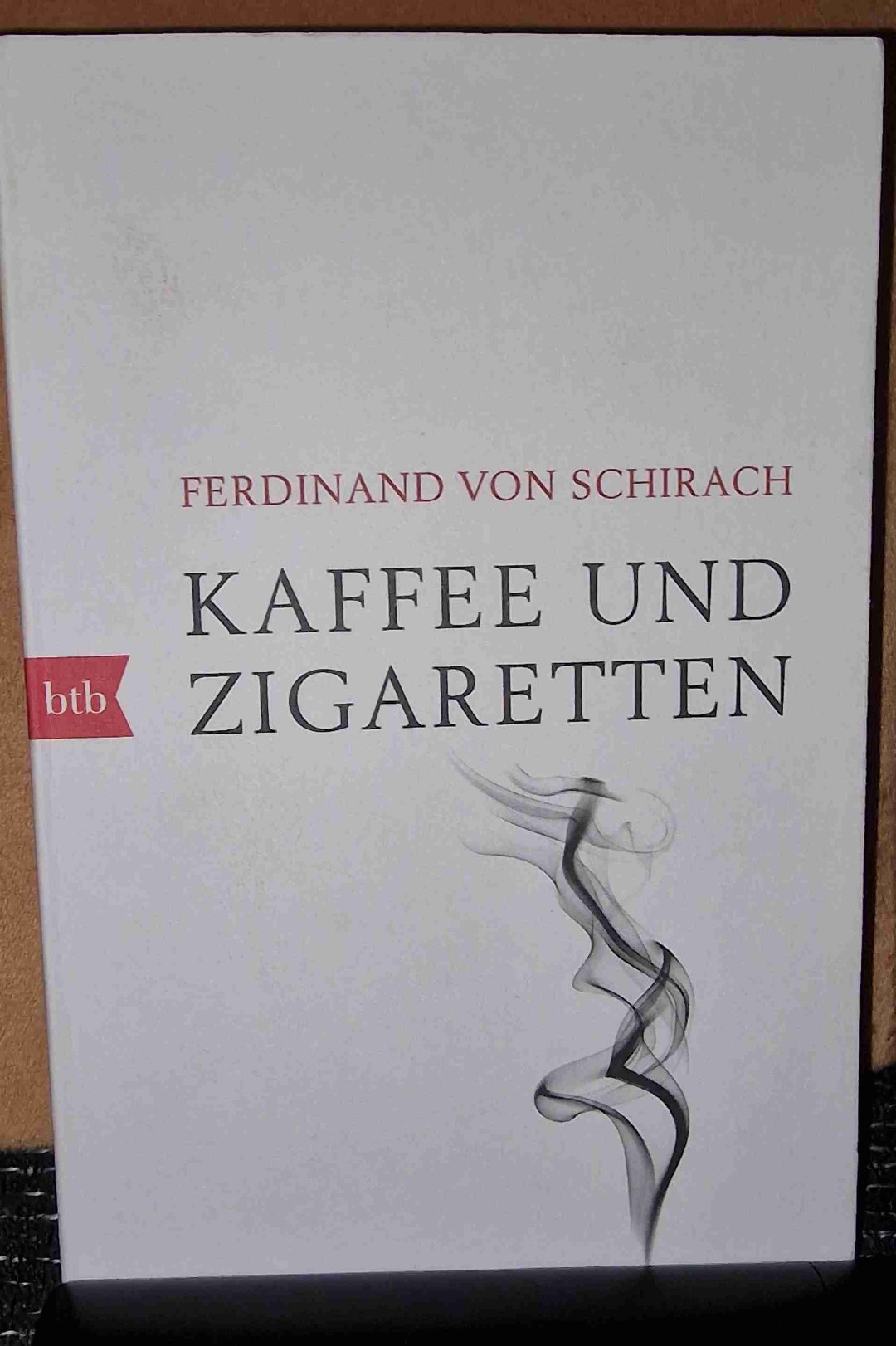 Dies ist mein zweiter "Schirach". Ich werde mich auf jeden Fall auch an die anderen Bücher von ihm trauen.
Ich hatte heute im Zug verdammt viel Zeit dieses Buch zu lesen und auch zu beenden. 😉🚆🚂